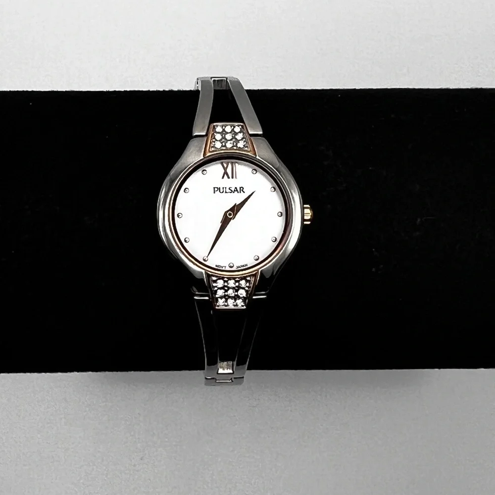 Pulsar by Seiko NIB Small Petite Round Silver Gold Ladies Watch Working